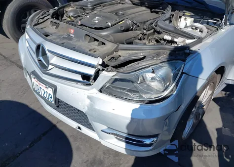 2012 Mercedes-Benz C 250 Luxury/Sport z USA, uszkodzony, nr VIN WDDGF4HB9CA611076